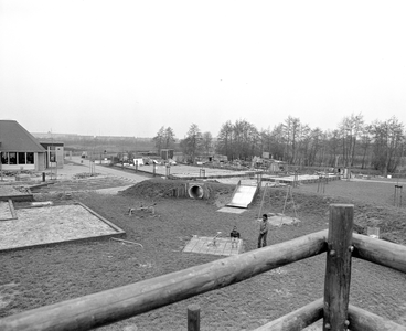 883309 Gezicht op de bouwspeeltuin Lunetten aan de Oude Liesbosweg te Utrecht.
